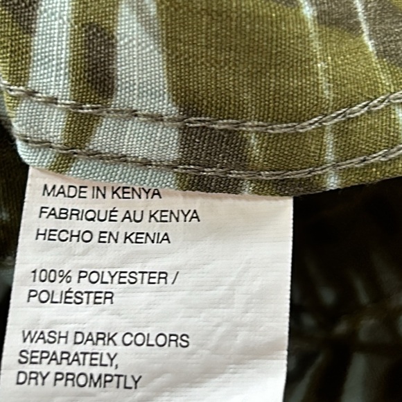 Van Heusen tropical men’s button front shirt. Size XL. Excellent condition. - Picture 7 of 7